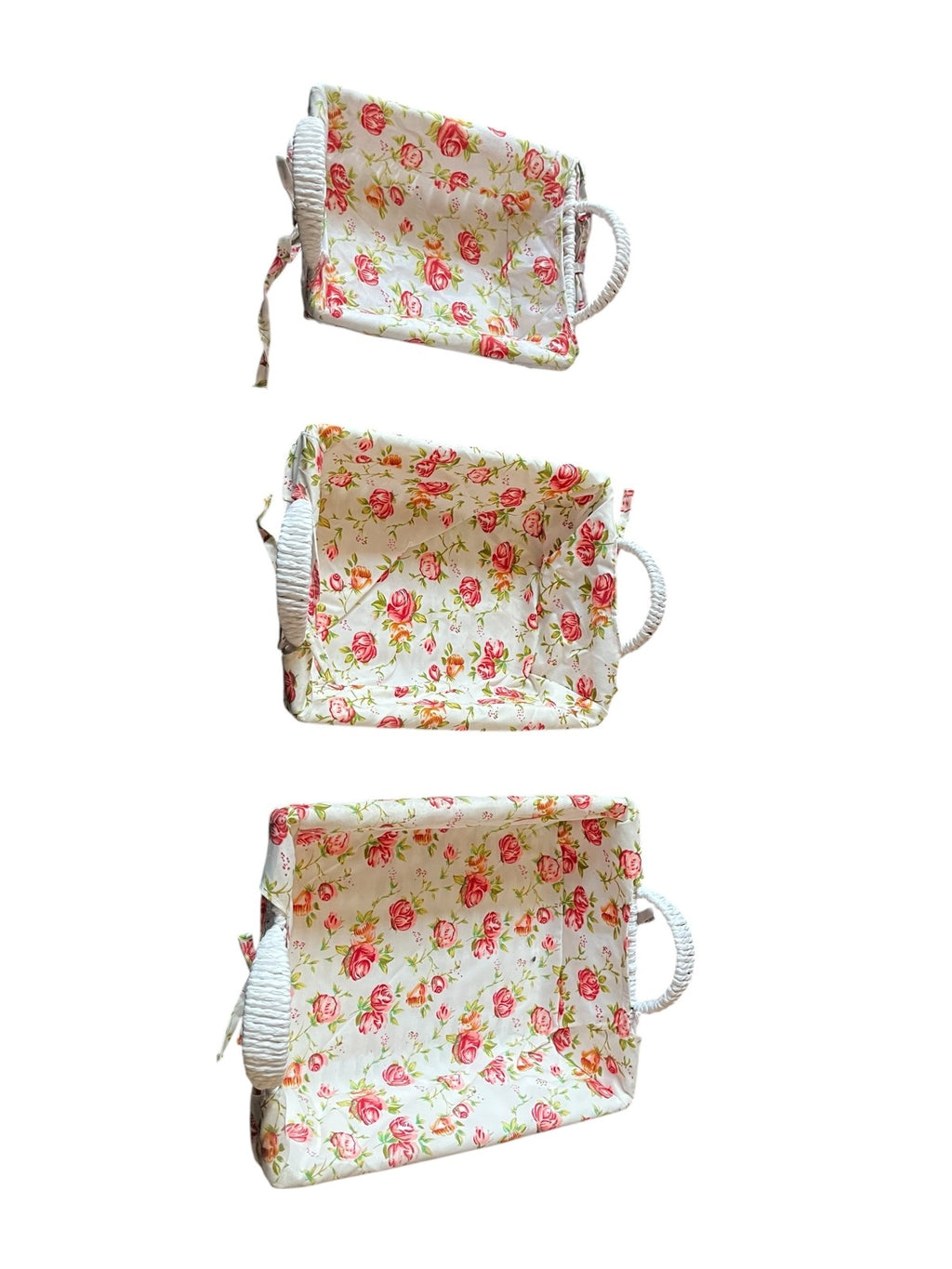 Set de 3 Canastos de Mimbre Blanco con Forro Floral - Diseño Rosas
