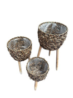 Trio de macetas diseño ratan. 3 medidas:
L:27x23/58cm H 
M:23x20/43cm H  
S:19x18/33cm H