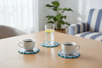 Posavasos azulejos portugueses en uso sobre mesa elegante con bebidas