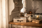 Caja organizadora de té Hogar como pieza decorativa en estante vintage