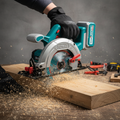 Sierra circular TOTAL P20S cortando madera en banco de trabajo