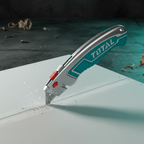 Cortando placa de yeso en obra con cuchillo TOTAL