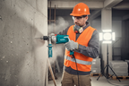 Trabajador usando Taladro de Impacto TOTAL en pared de concreto