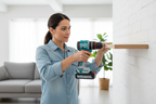 Persona usando Taladro TOTAL 20V Brushless en el hogar