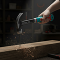 Clavando clavo en viga de madera con martillo TOTAL Super 20oz