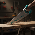 Cortando tablón de madera gruesa con serrucho TOTAL 22"