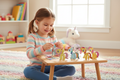 Niña jugando y armando las figuras de My Little Pony