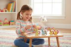Niña jugando y armando las figuras de My Little Pony
