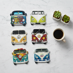 Flat lay de los 6 posavasos combi vintage sobre mármol blanco