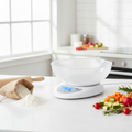 Balanza digital de cocina con bowl transparente en cocina con ingredientes