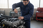Mecanico usando trinquete TOTAL CrV en motor de auto